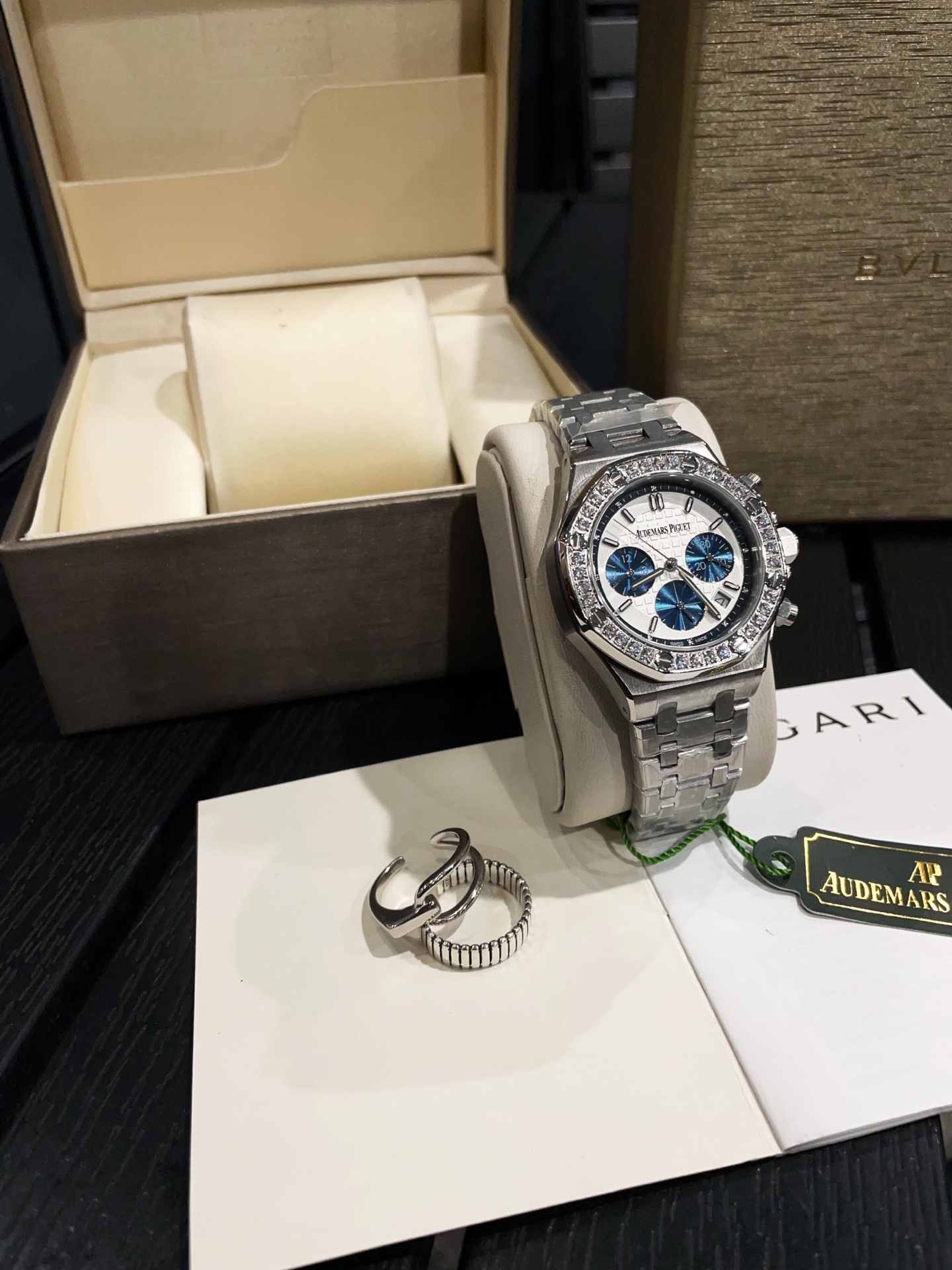 Popular among beautiful women, almost everyone has a piece of the Audemars Piguet Royal Oak series.
