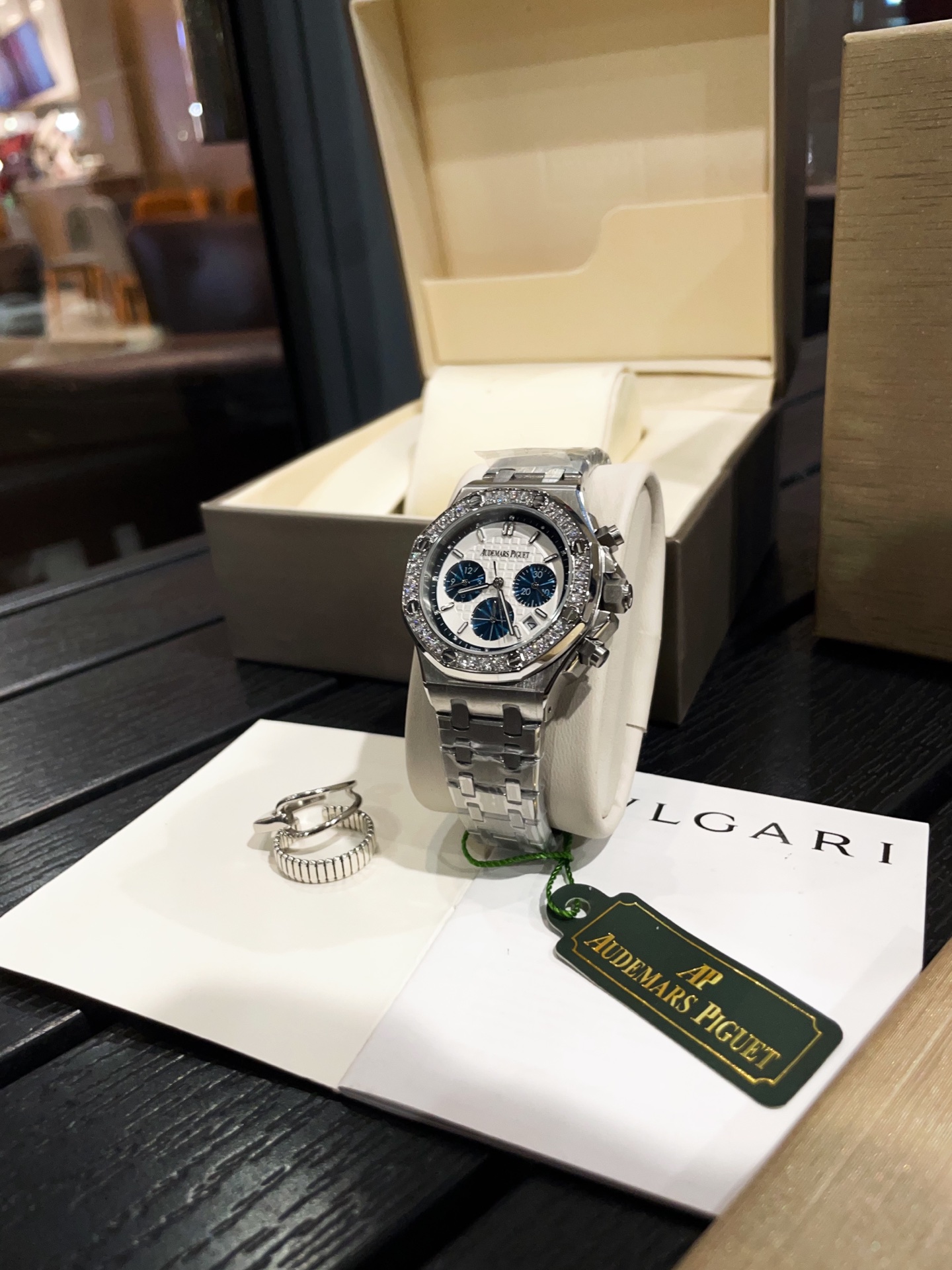 Popular among beautiful women, almost everyone has a piece of the Audemars Piguet Royal Oak series.