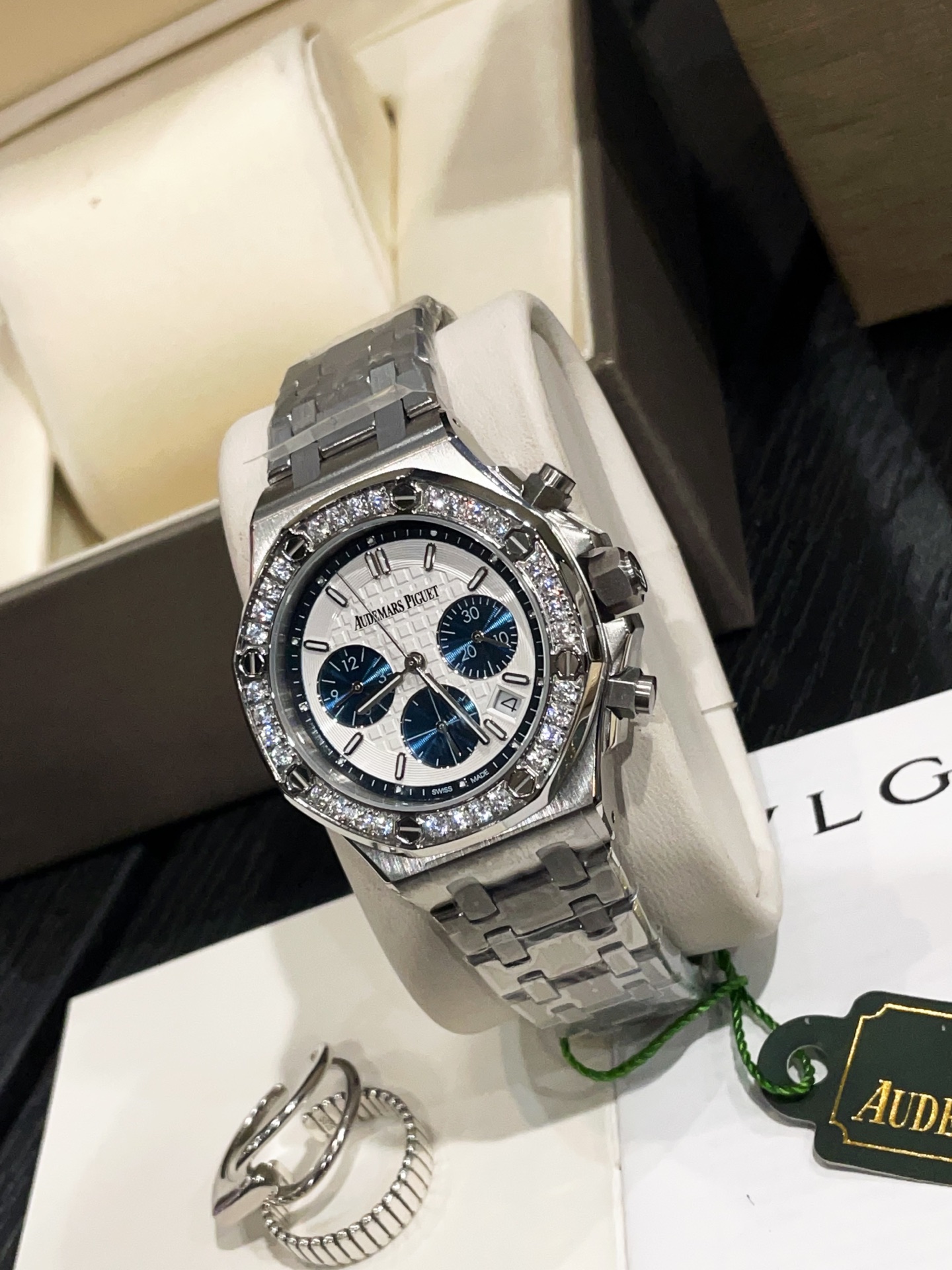 Popular among beautiful women, almost everyone has a piece of the Audemars Piguet Royal Oak series.