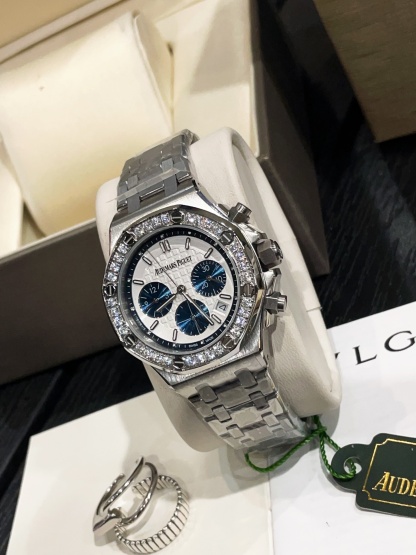 Popular among beautiful women, almost everyone has a piece of the Audemars Piguet Royal Oak series.