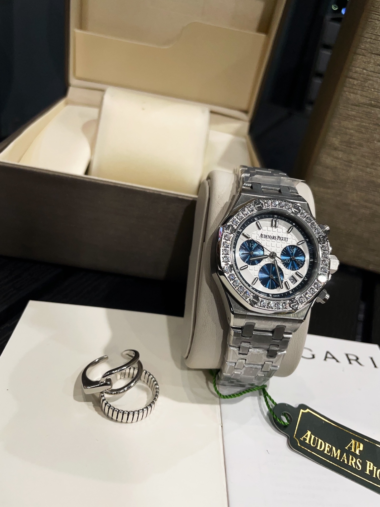 Popular among beautiful women, almost everyone has a piece of the Audemars Piguet Royal Oak series.