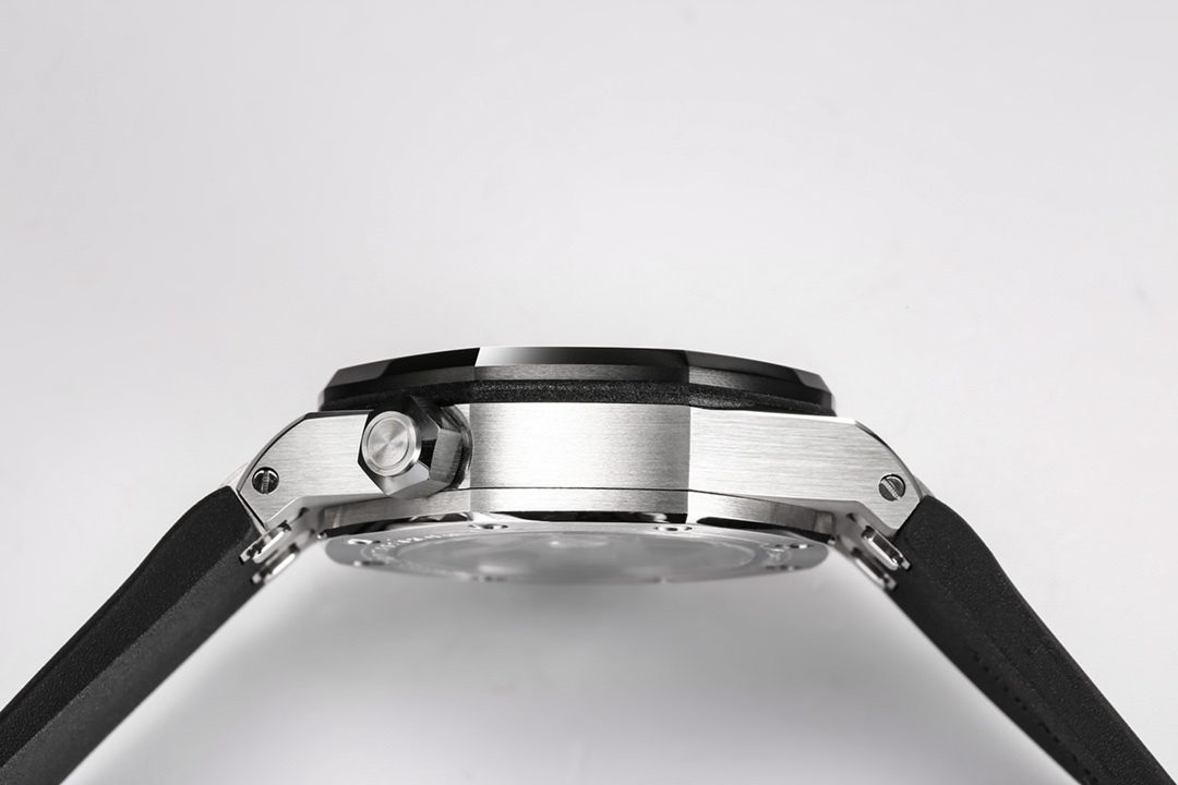 IP Factory hasreleased the AP Audemars Piguet Offshore Quick Release Function Dive Watch—model 15720.