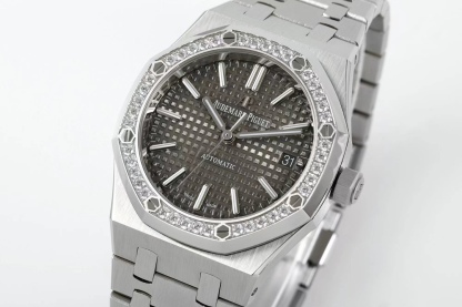 IPF —— The first global release of the 37mm colored diamond version: Audemars Piguet Royal Oak series 15450ST