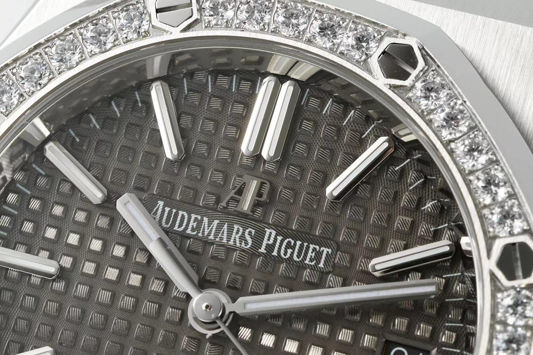 IPF —— The first global release of the 37mm colored diamond version: Audemars Piguet Royal Oak series 15450ST
