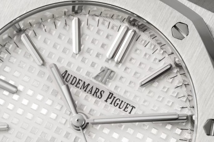 IPF —— The first global release of the 37mm colored diamond version: Audemars Piguet Royal Oak series 15450ST