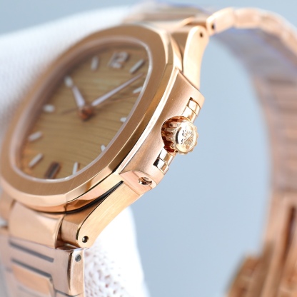 Patek Philippe's elegant sports Aquanaut Lady watch model PP7118 has arrived powerfully.