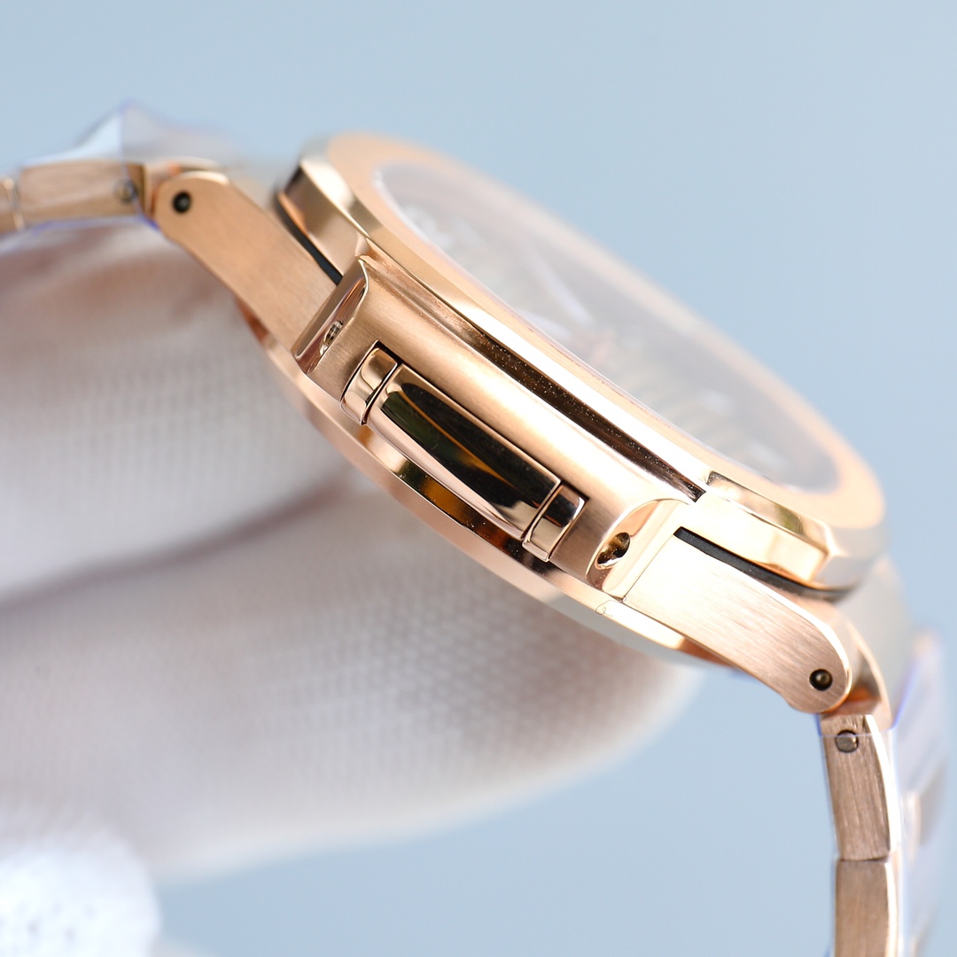 Patek Philippe's elegant sports Aquanaut Lady watch model PP7118 has arrived powerfully.