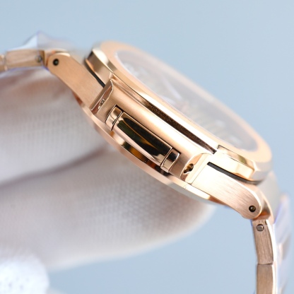 Patek Philippe's elegant sports Aquanaut Lady watch model PP7118 has arrived powerfully.