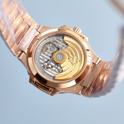 Patek Philippe's elegant sports Aquanaut Lady watch model PP7118 has arrived powerfully.