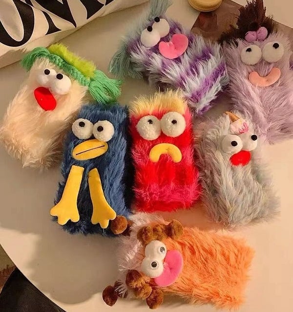 释放你的萌力：温暖舒适的毛绒卡通怪兽袜子