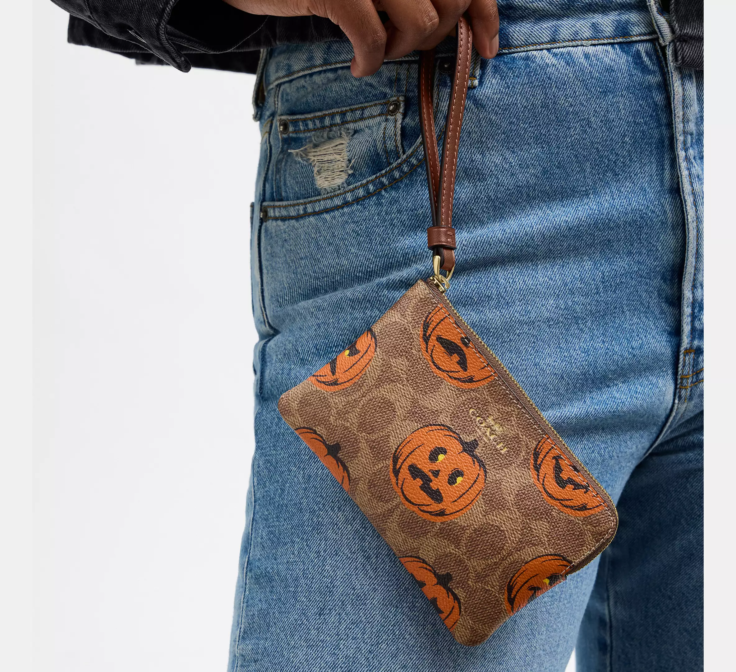 Corner Zip Wristlet In Signature Canvas With Halloween Print