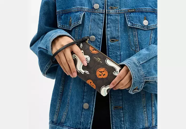  Corner Zip Wristlet In Signature Canvas With Halloween Print