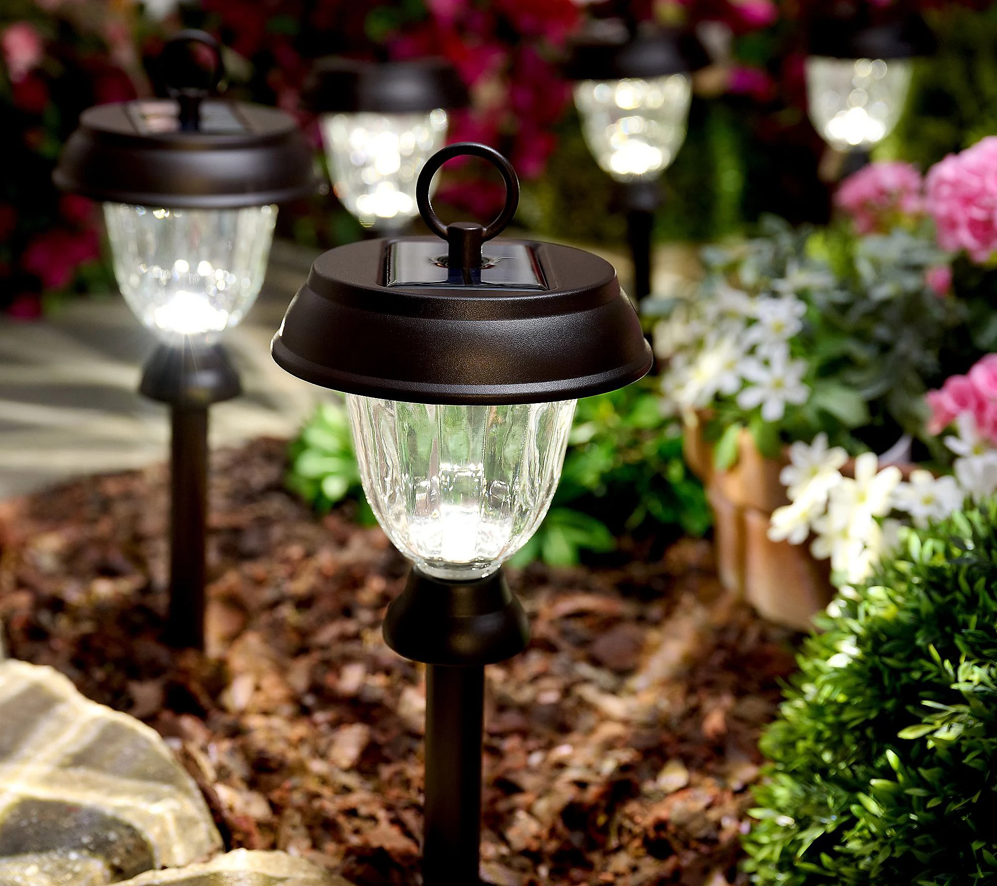 💝𝐐𝐕𝐂 𝐃𝐞𝐚𝐥𝐬 𝐨𝐧 𝐭𝐡𝐞 𝐃𝐚𝐢𝐥𝐲 ✨Eveready 8-piece Solar Color-on-Demand Pathway Lights