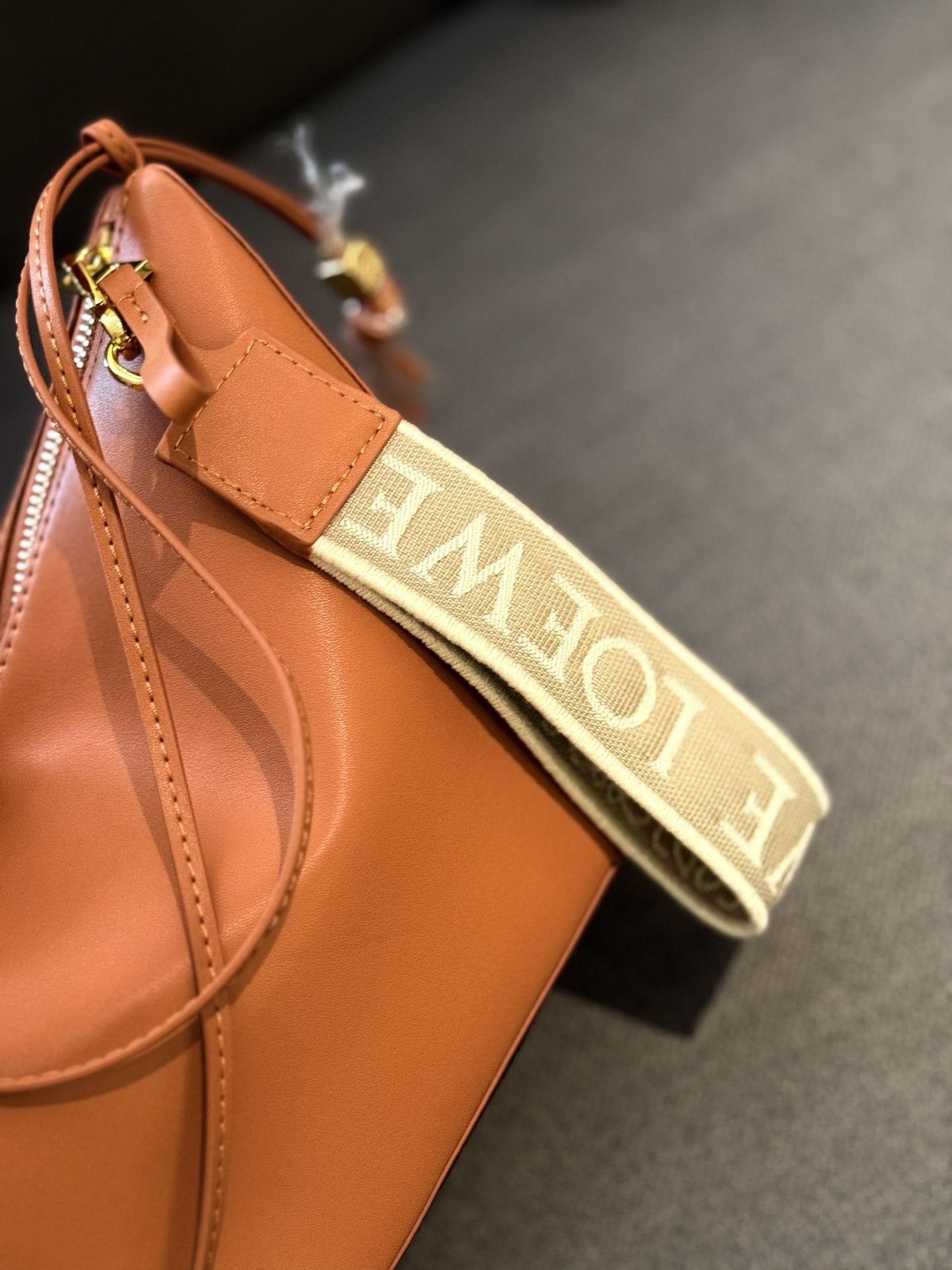 Hammock hobo in classic calfskin