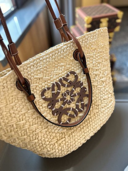 Anagram Basket bag in iraca palm and calfskin