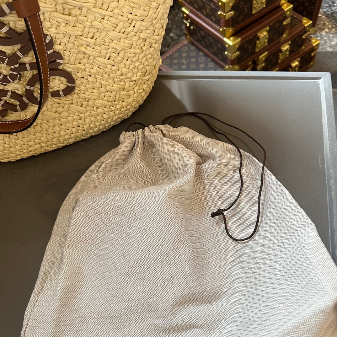 Anagram Basket bag in iraca palm and calfskin