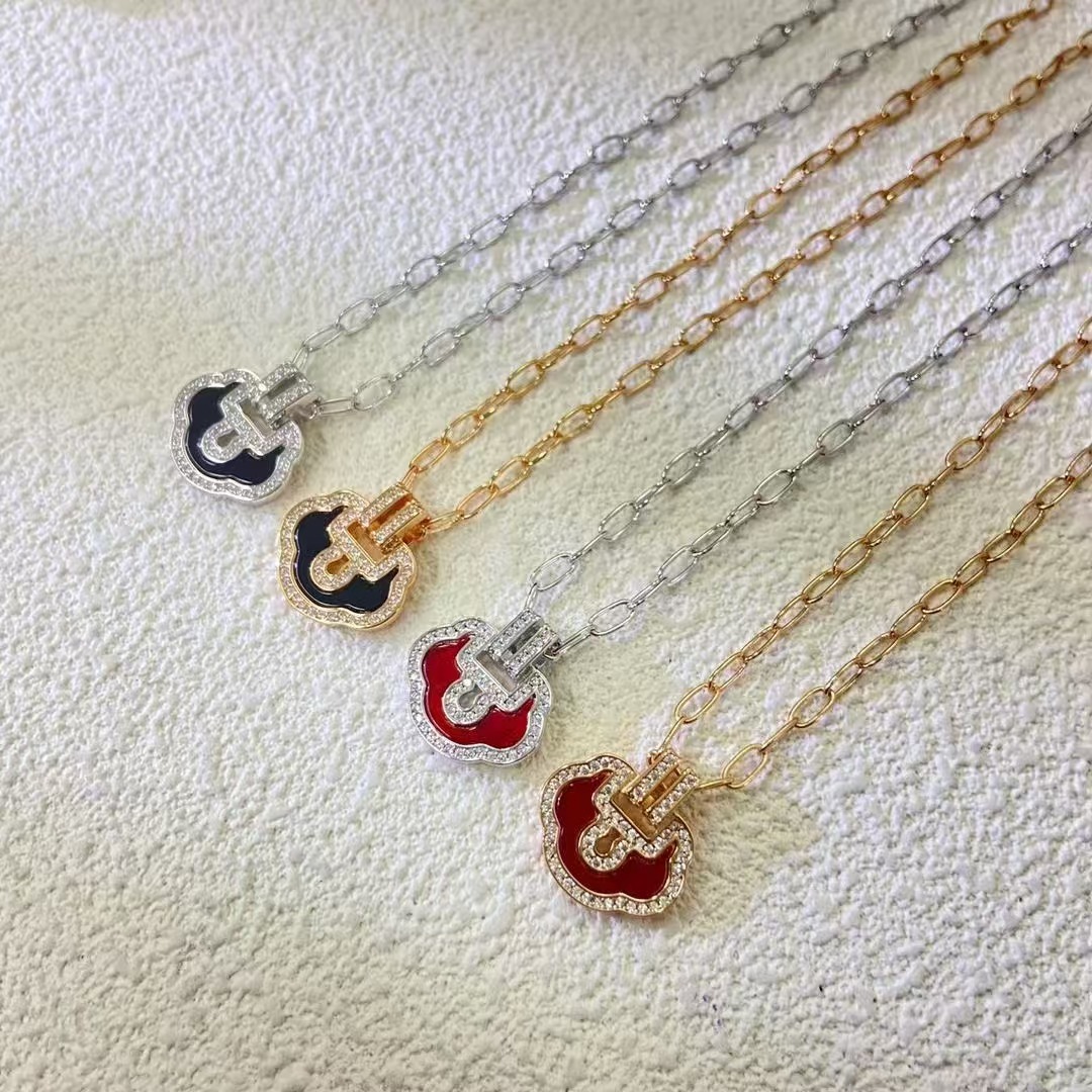 Yu Yi necklace with diamonds and jade