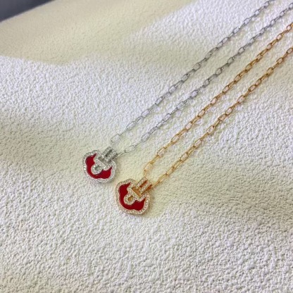 Yu Yi necklace with diamonds and jade