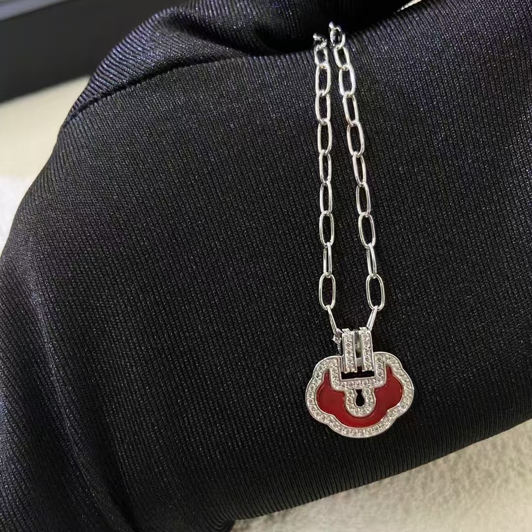 Yu Yi necklace with diamonds and jade