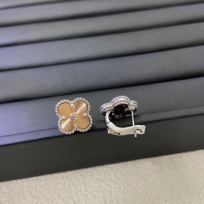 Magic Alhambra earrings