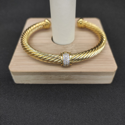 Classic Cable Station Bracelet 18K Yellow Gold and Pave Diamonds, 7mm