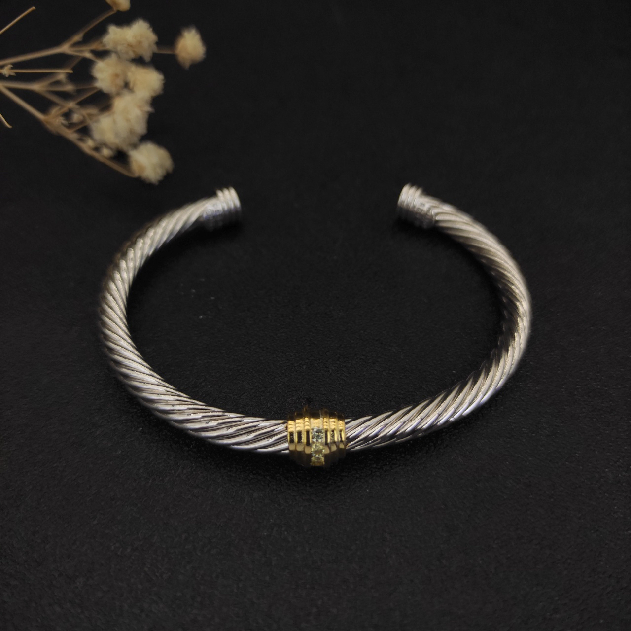 Dathtvid Yurthtman 5mm 18k Gold and Sterling Silver Diamond Station Cable Bracelet