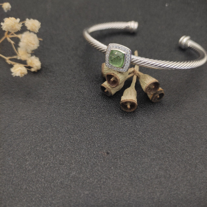 Dathtvid Yurthtman  Sterling Silver Diamond and Peridot 4mm Noblesse Cable Bracelet