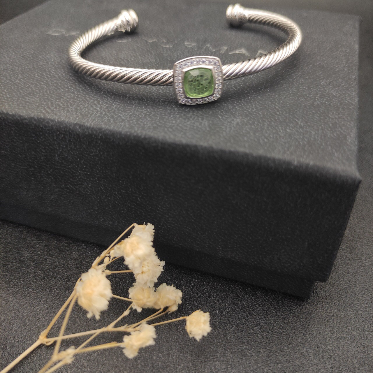 Dathtvid Yurthtman  Sterling Silver Diamond and Peridot 4mm Noblesse Cable Bracelet
