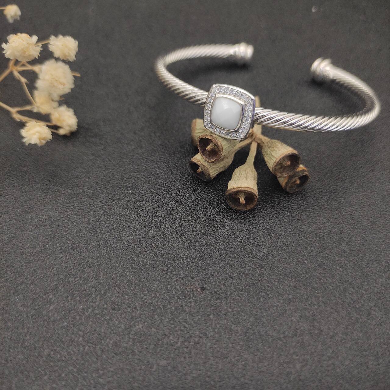 Dathtvid Yurthtman  Sterling Silver Diamond and White Agate 4mm Noblesse Cable Bracelet