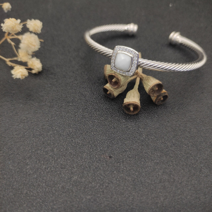 Dathtvid Yurthtman  Sterling Silver Diamond and White Agate 4mm Noblesse Cable Bracelet