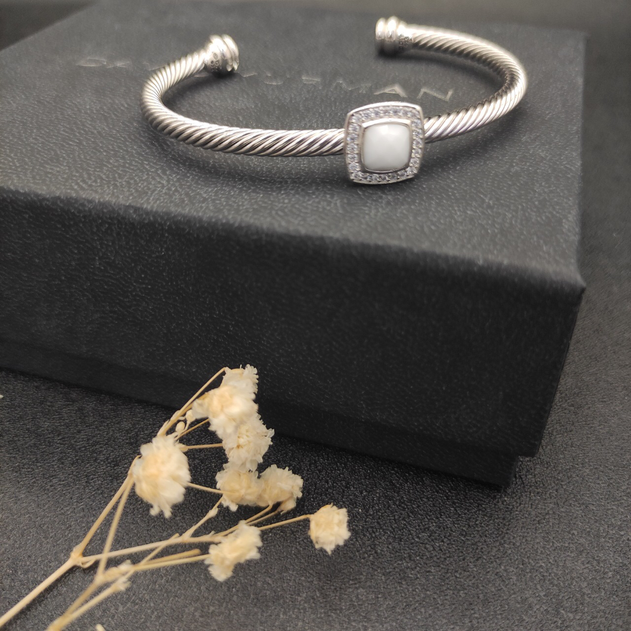 Dathtvid Yurthtman  Sterling Silver Diamond and White Agate 4mm Noblesse Cable Bracelet