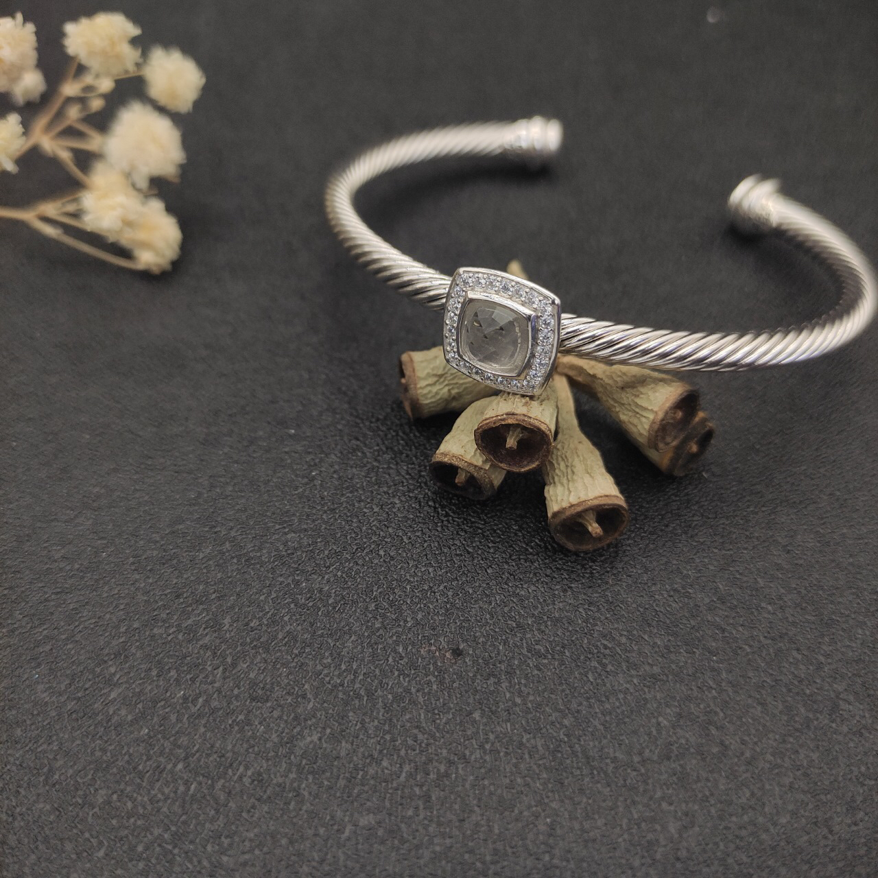 Dathtvid Yurthtman  Sterling Silver Diamond and White crystal 4mm Noblesse Cable Bracelet