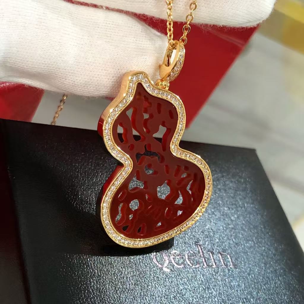 Wulu small necklace in 18K rose gold set with red agate and diamonds