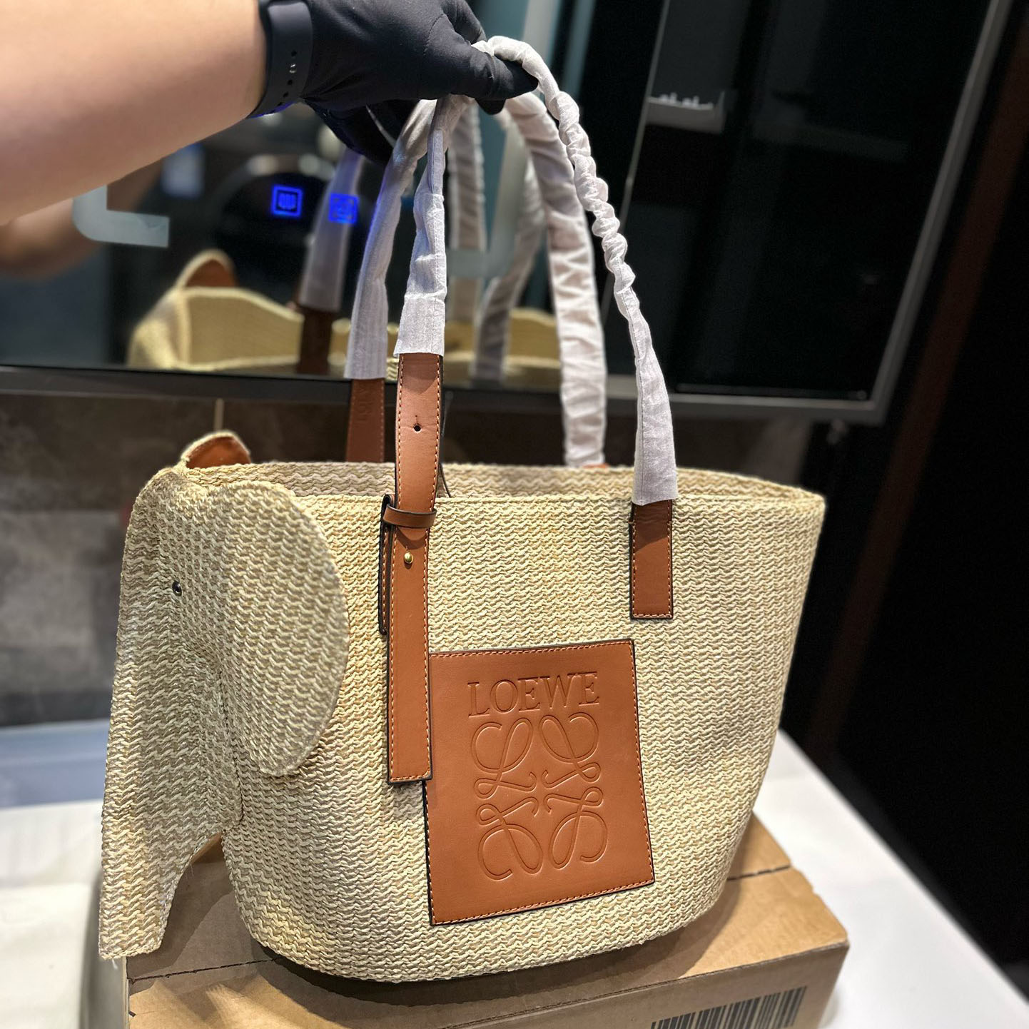 Elephant basket in raffia and calfskin