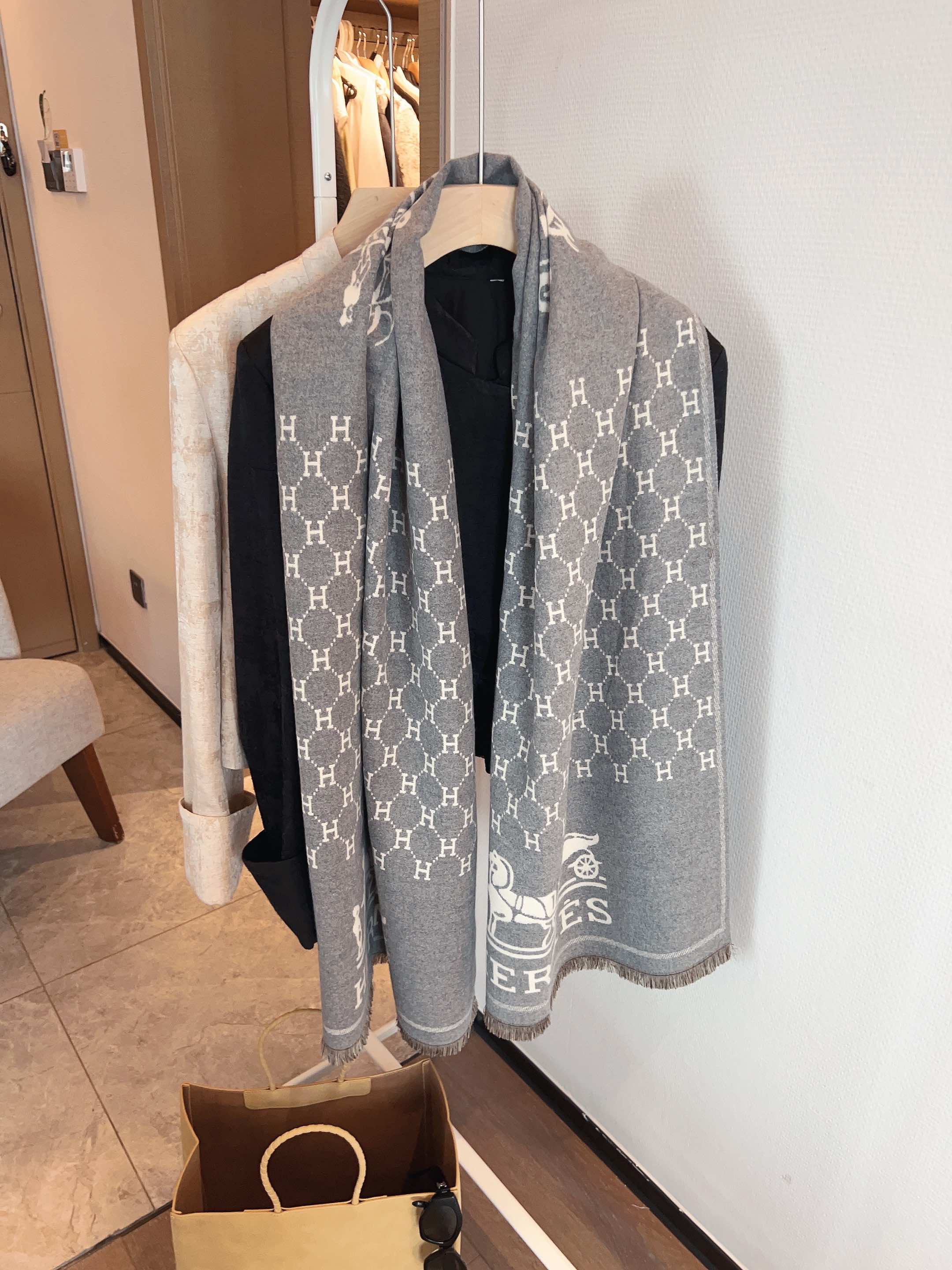 Fashion letter H scarf with horse hanging pattern