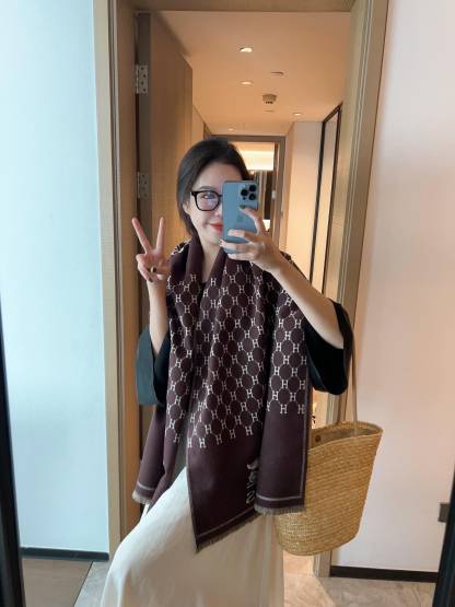 Fashion letter H scarf with horse hanging pattern