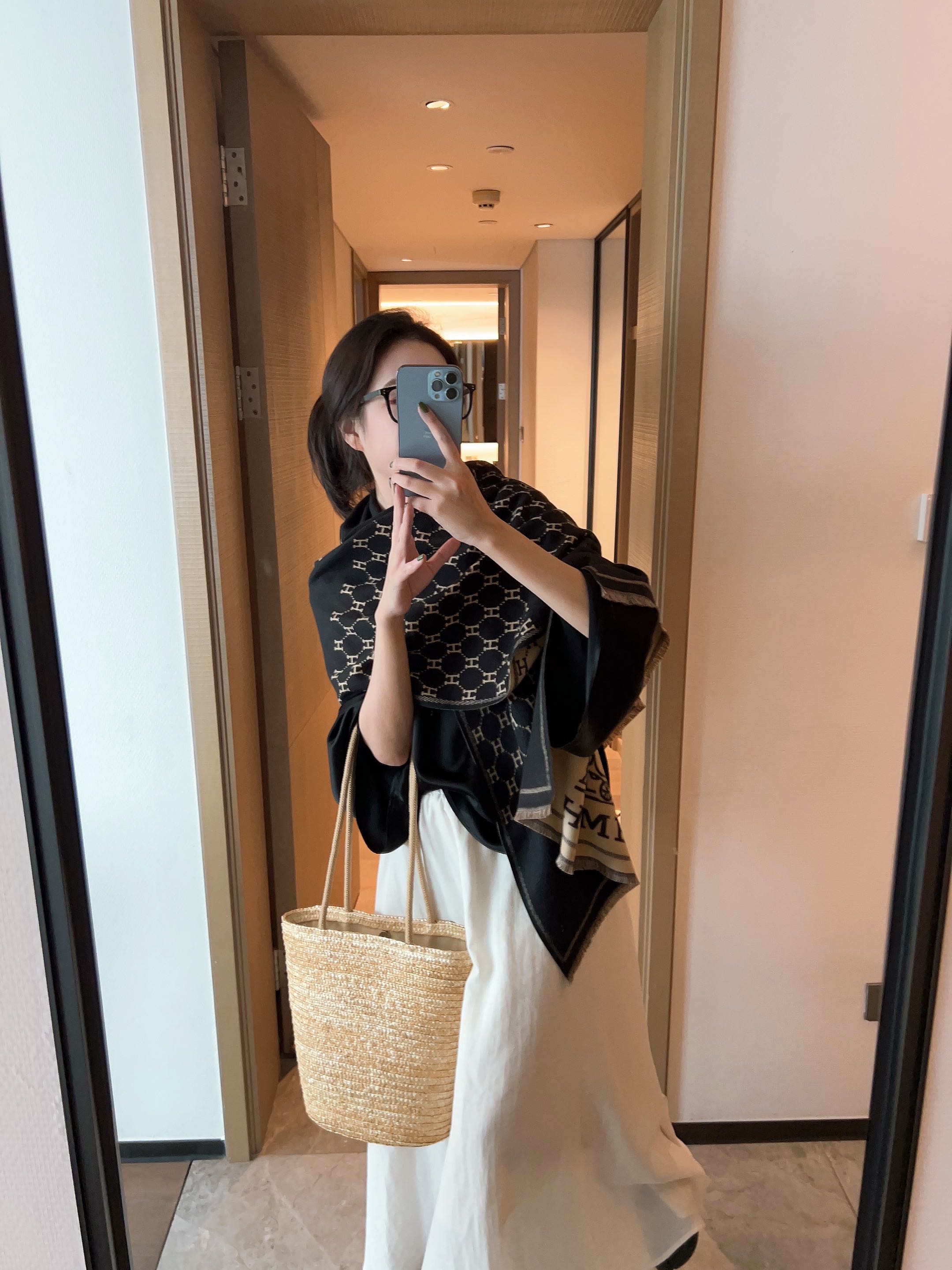 Fashion letter H scarf with horse hanging pattern