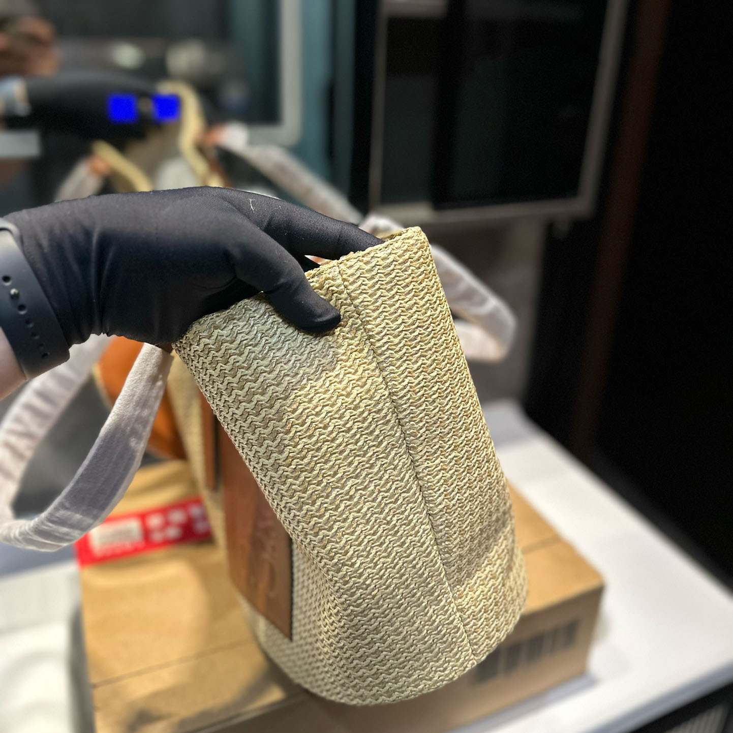 Elephant basket in raffia and calfskin