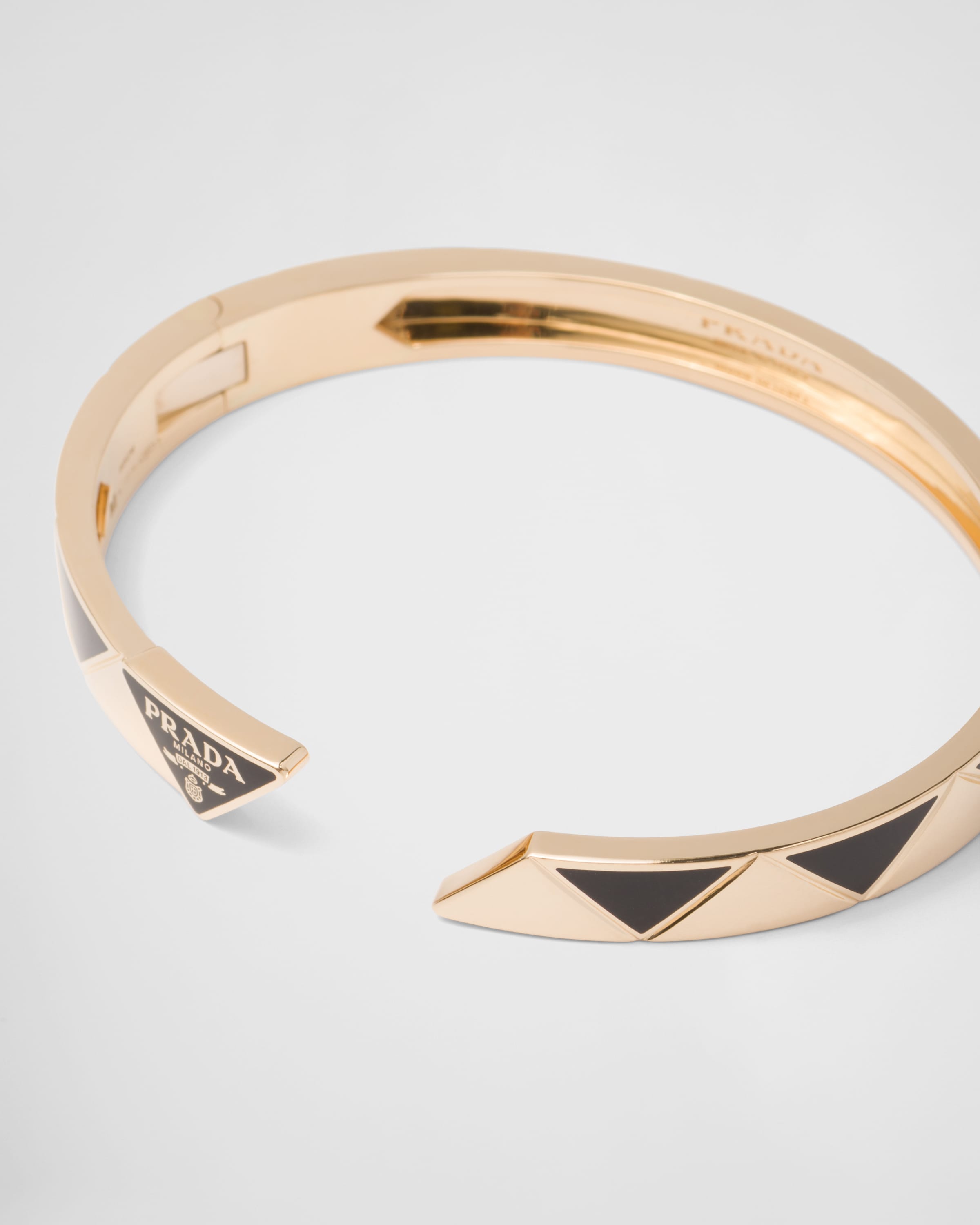 Eternal Gold bangle bracelet in yellow gold with ceramic elements