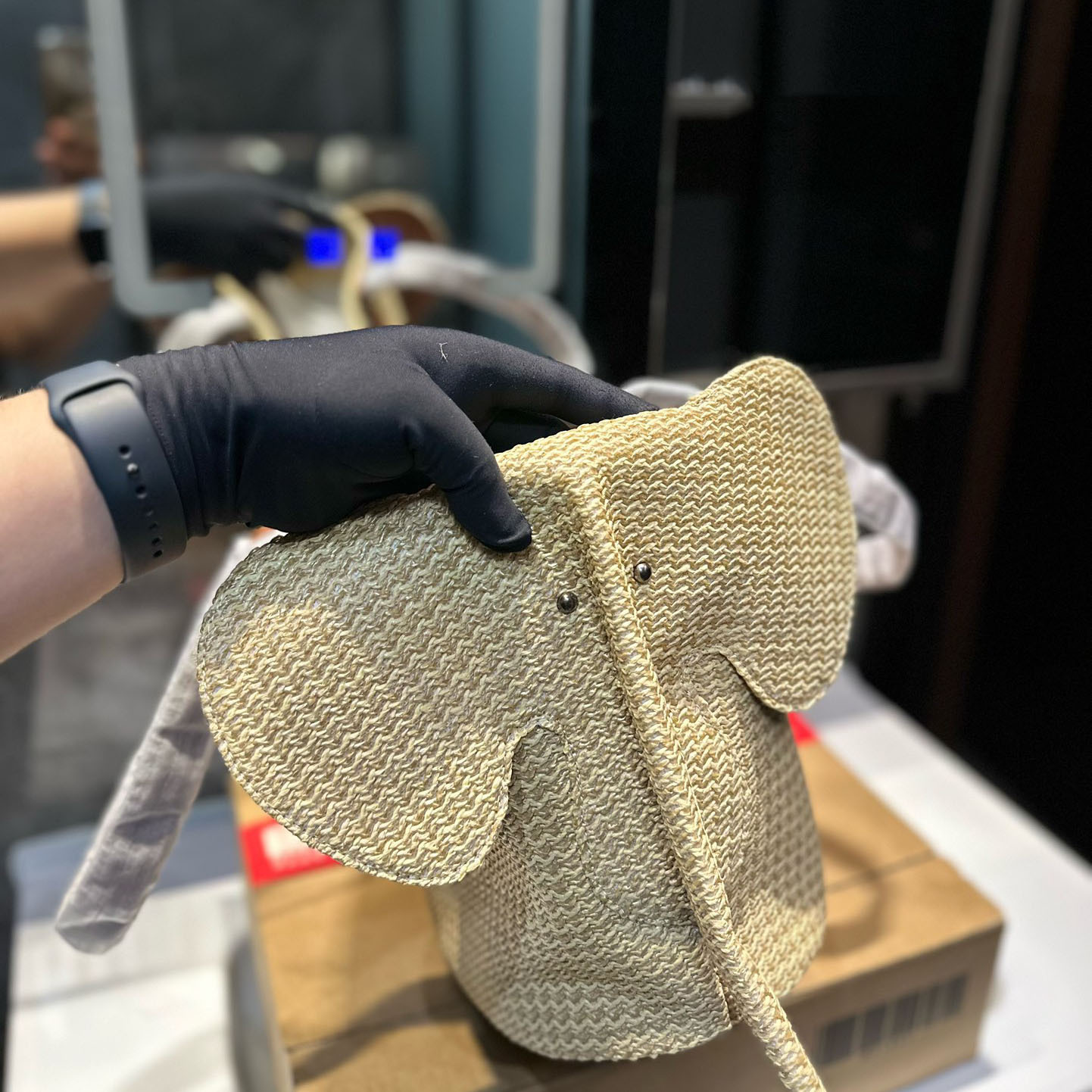 Elephant basket in raffia and calfskin