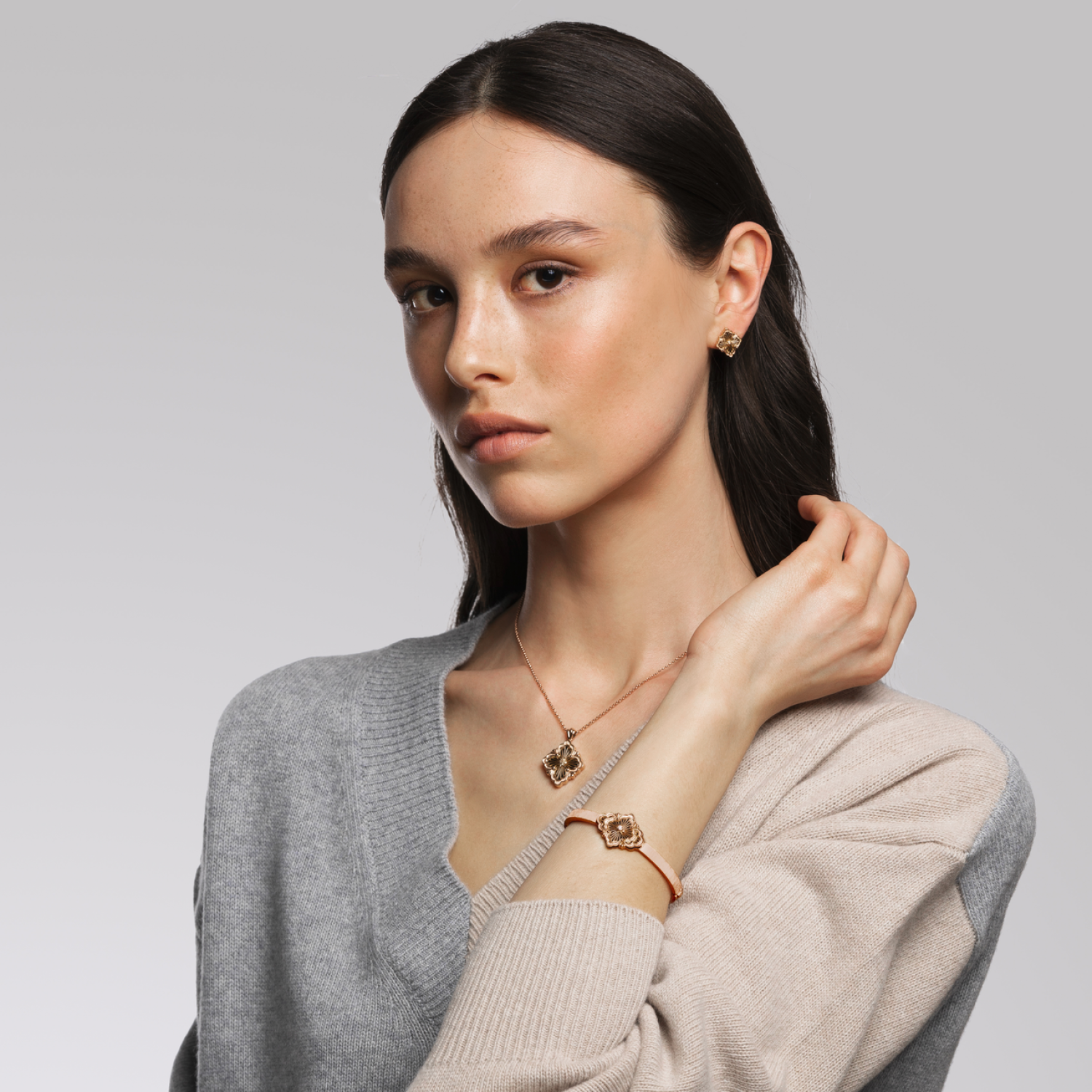 OPERA TULLE YELLOW GOLD BUTTON EARRINGS WITH LOGO