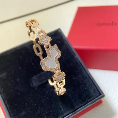 Petite Wulu Diamond Bracelet in  Gold