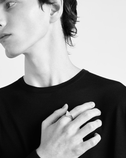 Eternal Gold signet ring in yellow gold with diamonds