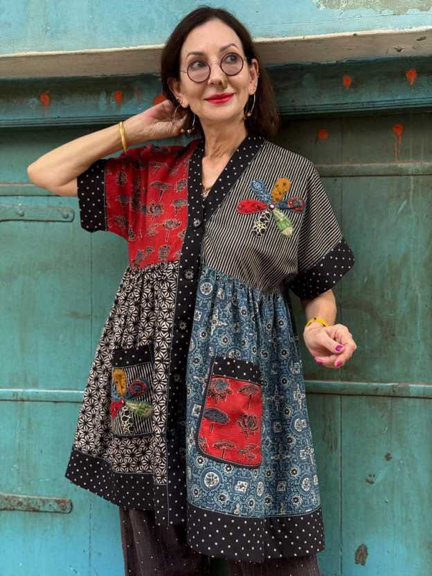 Flowers, Ajrakh, pure cotton and natural dyes… This multi print tunic displays the best of Kutch handicrafts with an international vibe!