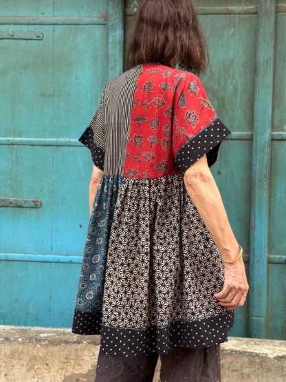 Flowers, Ajrakh, pure cotton and natural dyes… This multi print tunic displays the best of Kutch handicrafts with an international vibe!