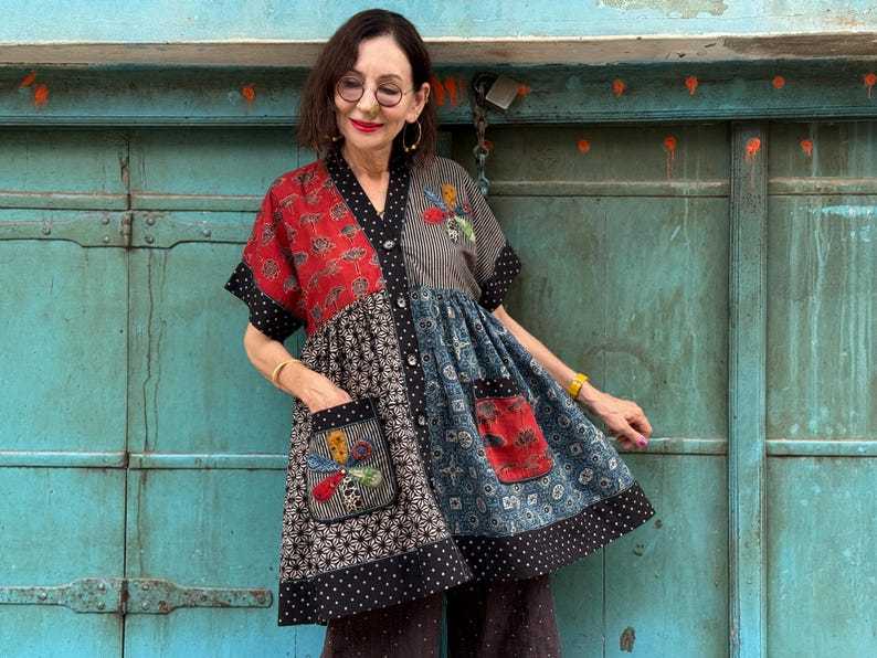 Flowers, Ajrakh, pure cotton and natural dyes… This multi print tunic displays the best of Kutch handicrafts with an international vibe!