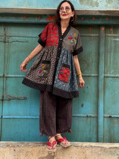 Flowers, Ajrakh, pure cotton and natural dyes… This multi print tunic displays the best of Kutch handicrafts with an international vibe!