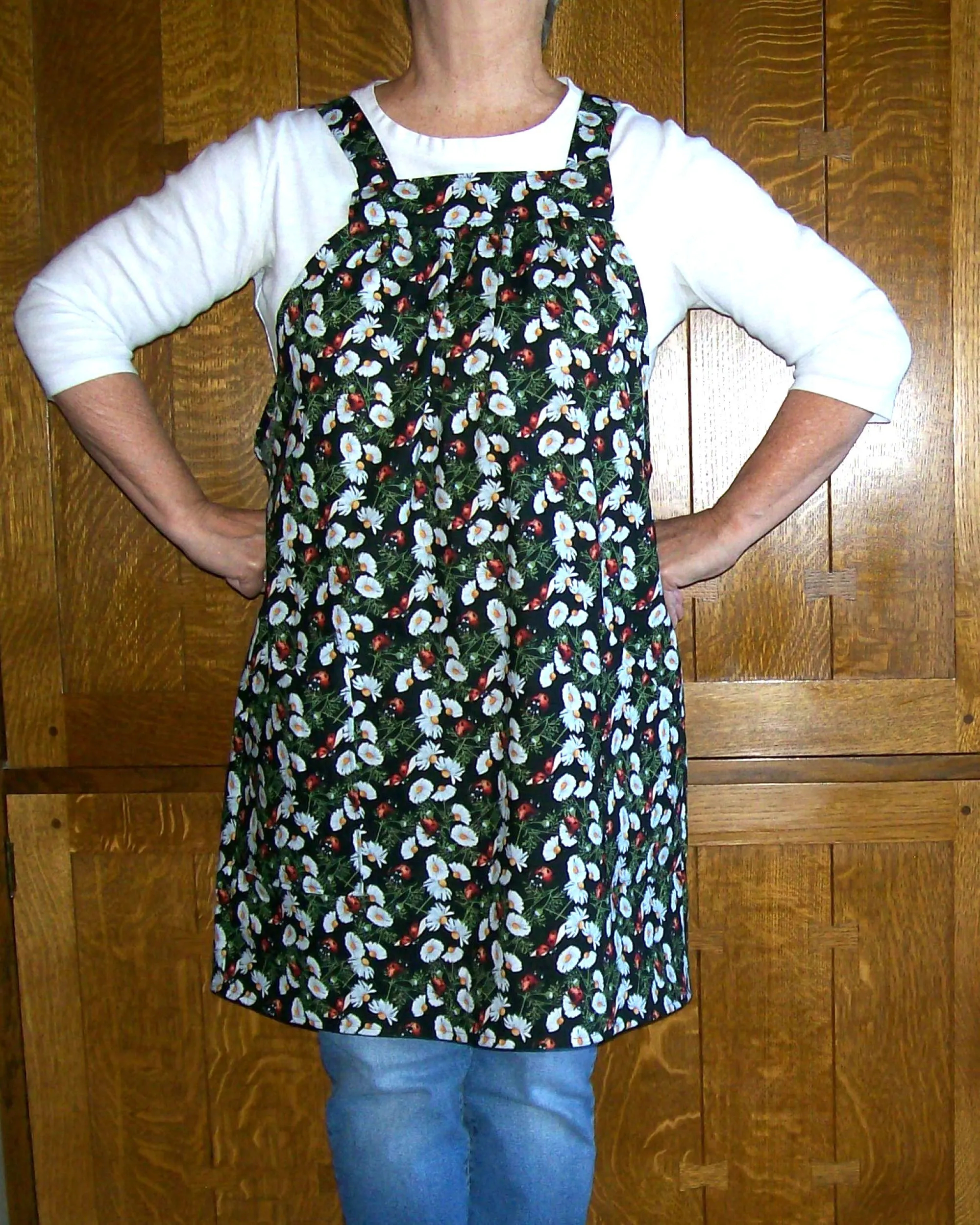 Dark Green Garden Daisies Loose Open Apron