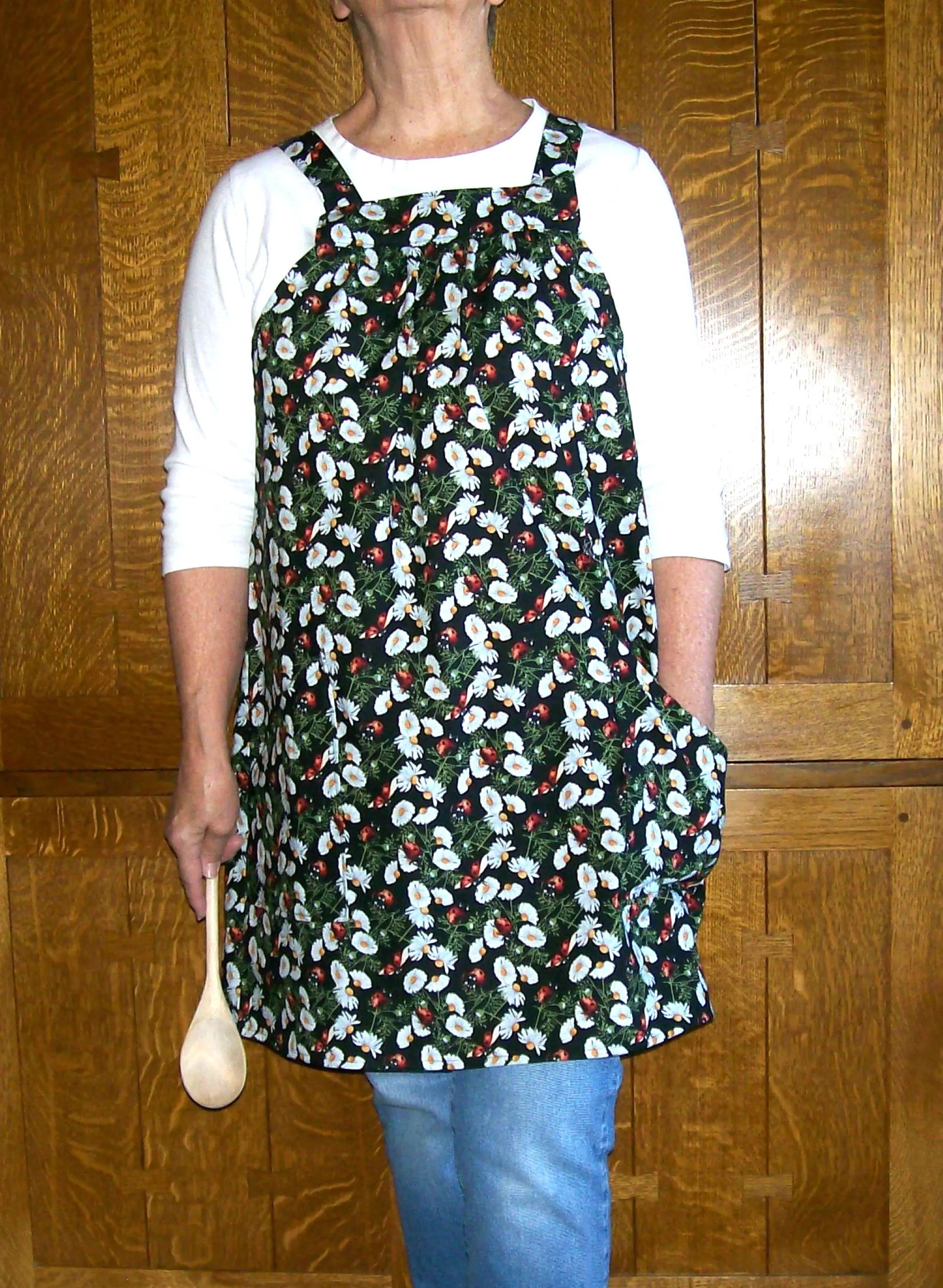 Dark Green Garden Daisies Loose Open Apron