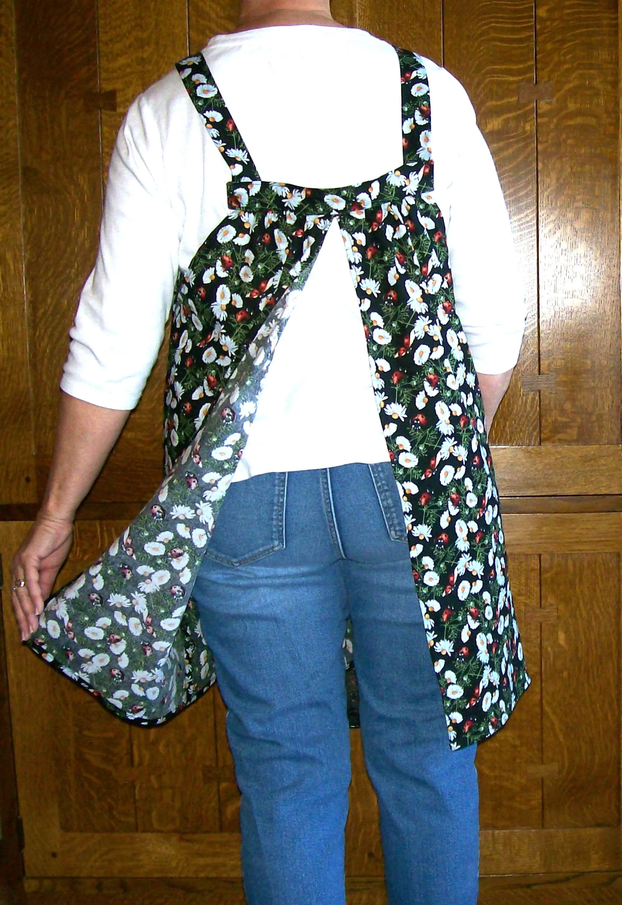 Dark Green Garden Daisies Loose Open Apron